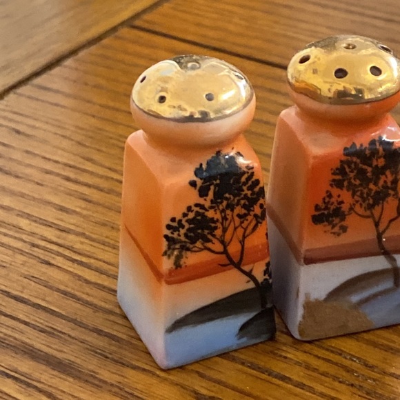 Hand painted Japanese vintage salt and pepper shakers - Picture 2 of 4